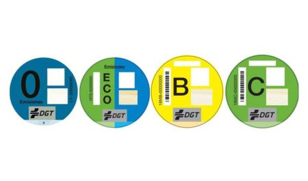 La DGT lleva años advirtiéndolo, pero miles de automovilistas siguen cometiendo errores con las pegatinas medioambientales
