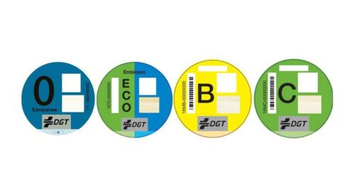 La DGT lleva años advirtiéndolo, pero miles de automovilistas siguen cometiendo errores con las pegatinas medioambientales
