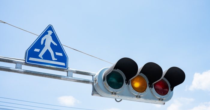 DGT will keep the yellow light at the pedestrian crossing