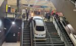 ¿Qué hace un coche encajonado en la escalera del metro de Madrid?