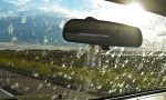 ¿Cómo mantener limpios los cristales del coche en verano?