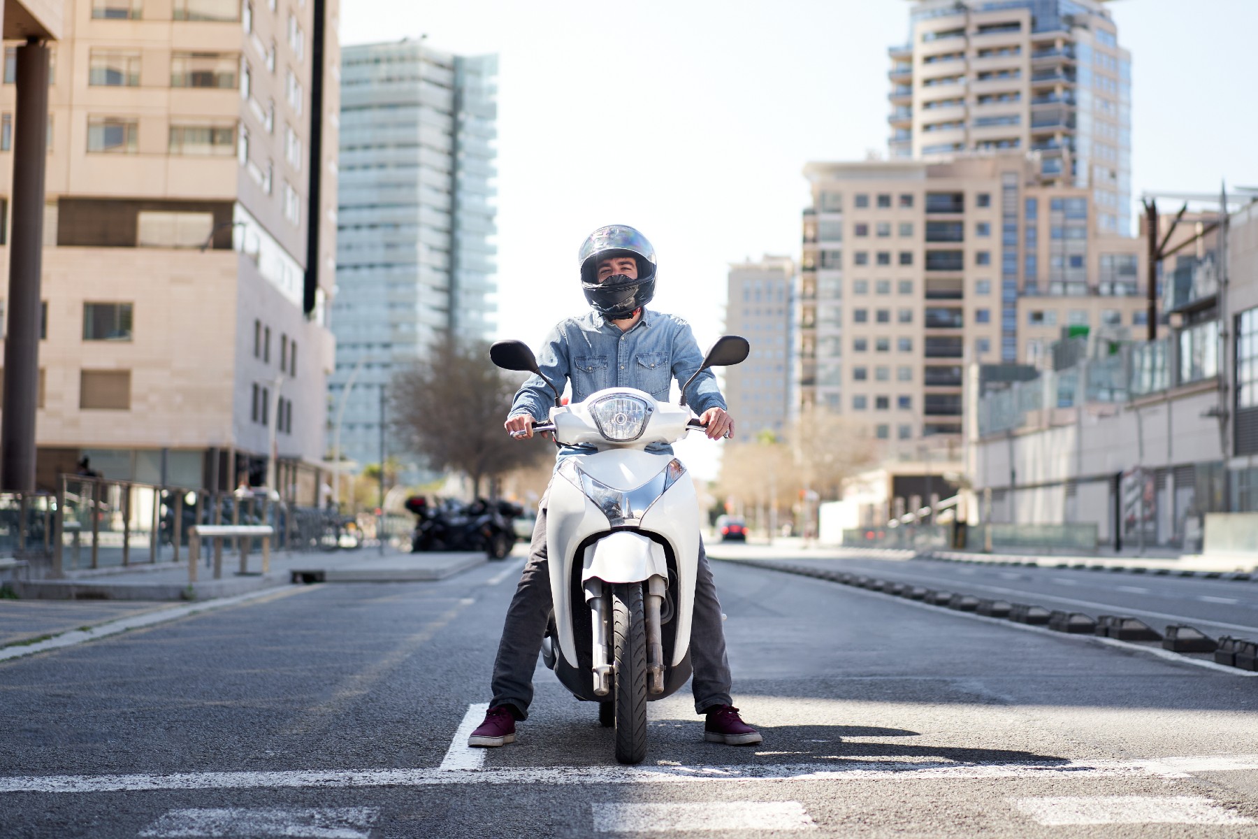 Episodio 26: llevar una moto con carné de coche y las restricciones al tráfico
