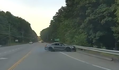 Un conductor demasiado acelerado choca con su Ford Mustang