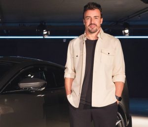 Fernando Alonso se moja: elige entre los accesorios más peculiares del coche y sorprende con sus descartes