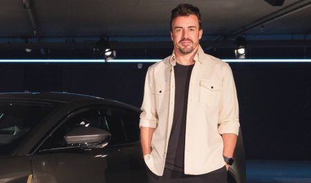 Fernando Alonso se moja: elige entre los accesorios más peculiares del coche y sorprende con sus descartes