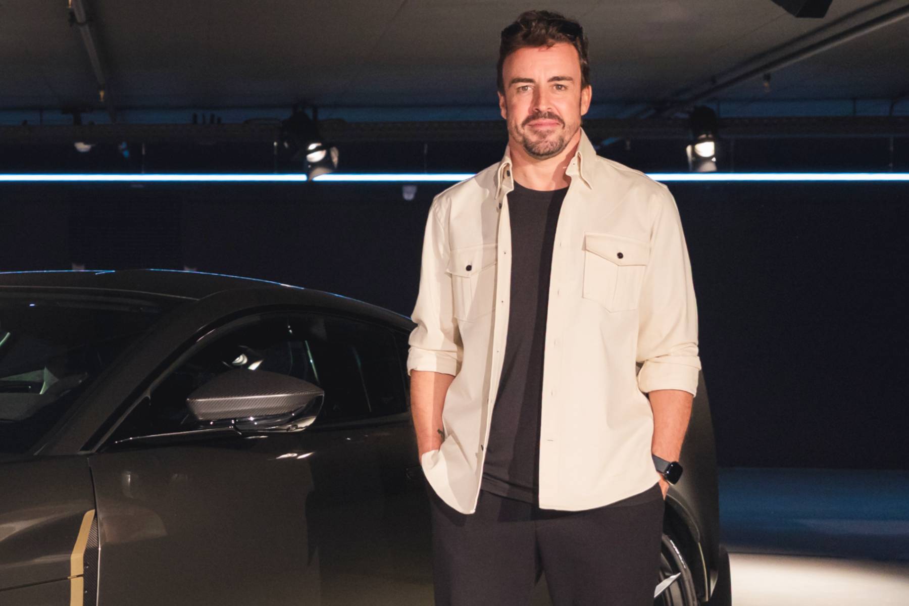 Fernando Alonso se moja: elige entre los accesorios más peculiares del coche y sorprende con sus descartes