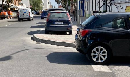 La solución más radical contra los coches mal aparcados: grúa y subasta pública