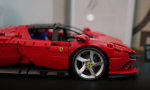 La versión a escala del Ferrari Daytona SP3  creada por Lego