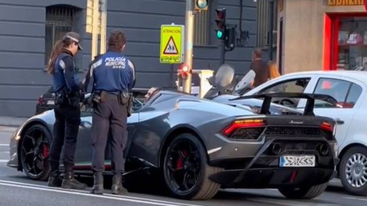 Un Lamborghini Huracan se queda sin gasolina en mitad de Madrid