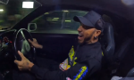 Lewis Hamilton saca humo de la palanca de cambios de un Nissan GT-R