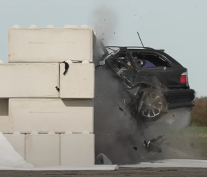 Un BMW Serie 5 E39 colisiona contra un muro a 150 km/h.