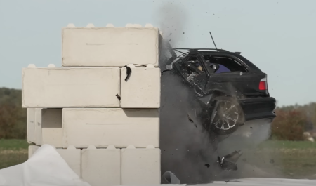 Un BMW Serie 5 E39 colisiona contra un muro a 150 km/h.