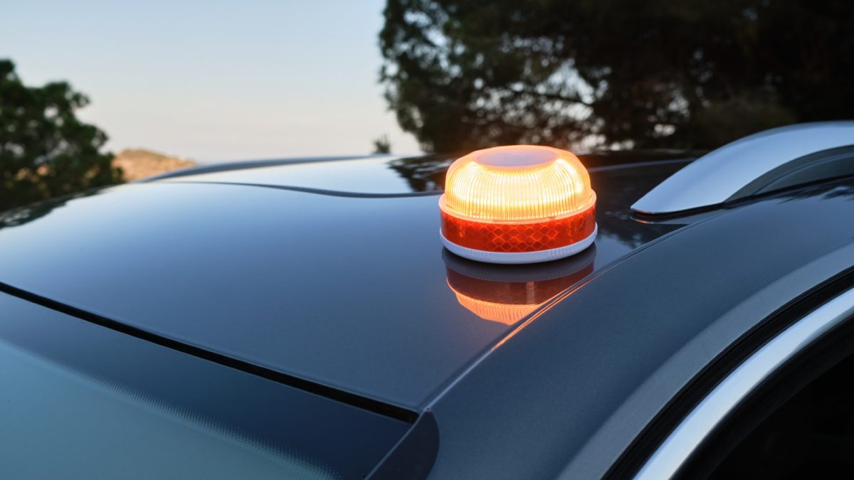Luz V16 homologada: La DGT avisa: esta es la única luz V16 que te librará  de la multa por no llevarla en el coche