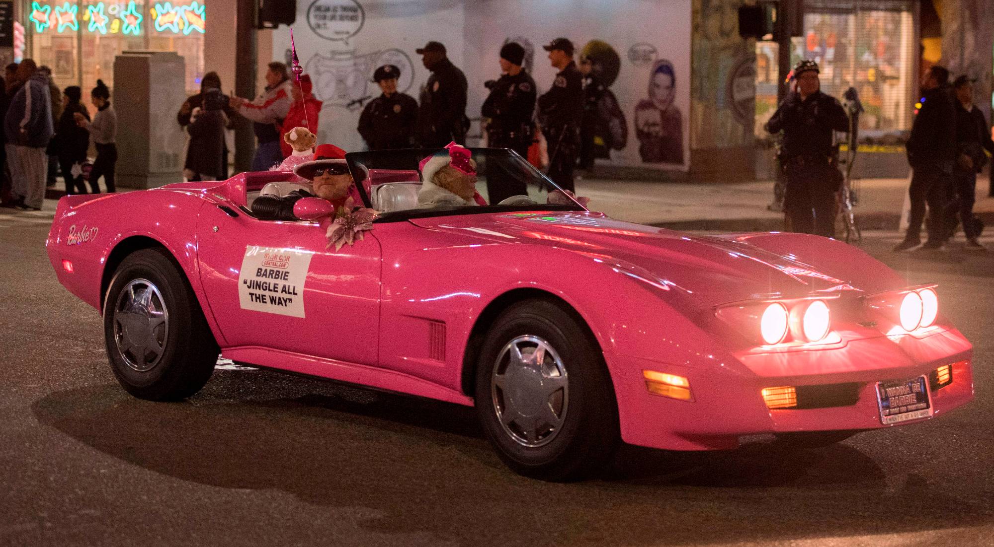 Mattel mostra carro da Barbie em tamanho real no salão do automóvel de  Los Angeles • B9