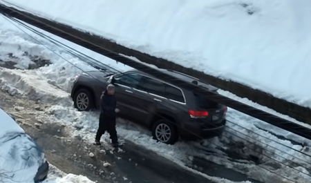 Jeep Grand Cherokee nieve hombre enfadado