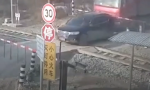 Una conductora se salva del atropello de un tren por un segundo