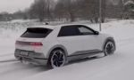 Este Hyundai Ioniq 5 logra lo imposible: remolca un camión atrapado en la nieve
