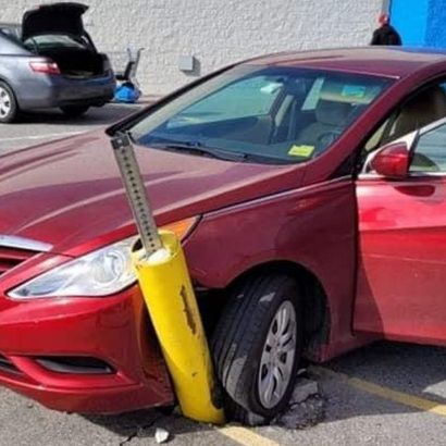 El caso del aparcamiento a las afueras: 45 coches chocan con el mismo poste