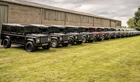 El genial negocio del británico que compró 200 Land Rover de una vez