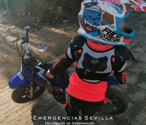 sevilla niño en moto