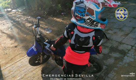 sevilla niño en moto