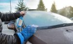 Cómo descongelar el parabrisas con espray por poco dinero y de forma sencilla