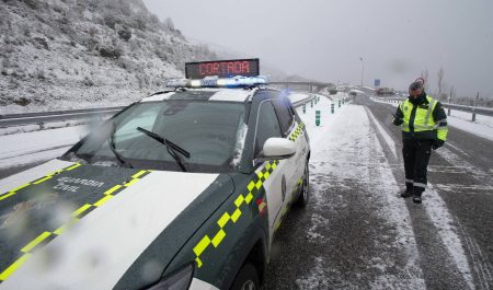 Carretera-cortada-nieve-Guardia-Civil