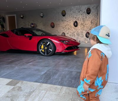 Niño 3 años manea un Ferrari