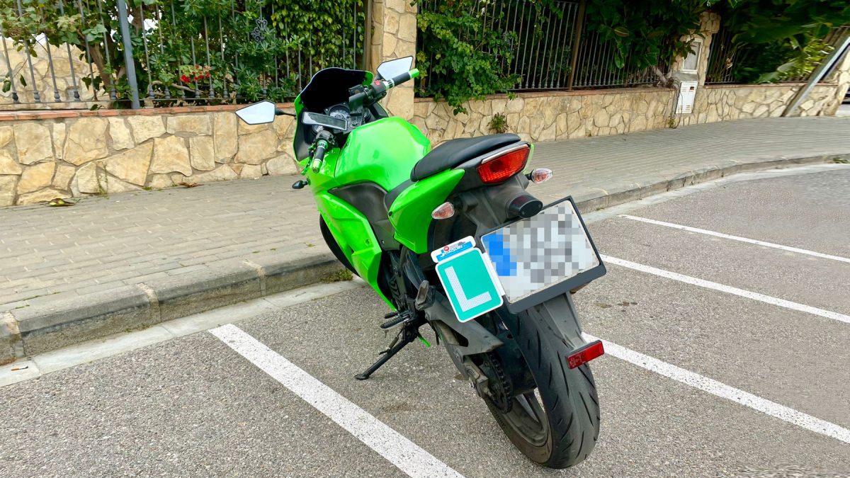 Dónde se pone la L en el coche, moto o camión?