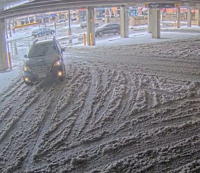 Un coche consigue esquivar la nieve