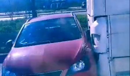 Camión arrastra un coche