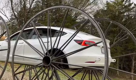 Unas ruedas de tres metros para conducir un Tesla bocabajo