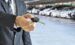La OCU lanza un aviso a quienes alquilen un coche este verano: este despiste puede costarte cientos de euros