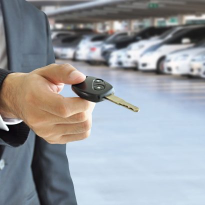 La OCU lanza un aviso a quienes alquilen un coche este verano: este despiste puede costarte cientos de euros