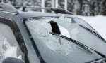 ¿Cómo quitar el hielo del coche?: el paso a paso para no dañar el parabrisas