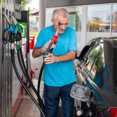 ¿Crees que sabes echar gasolina? Esto debes hacer al repostar cada tres veces