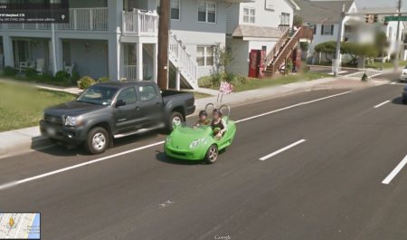 google street view niños coche