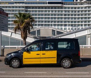 taxi Barcelona amarillo negro