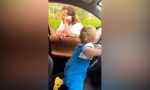 El vídeo que arrasa en Twitter: un padre juega a ser policía con su bebé al volante