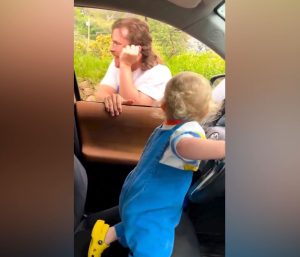 Padre finge ser policía con su bebé al volante