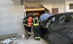 Un coche empotrado provoca el caos en una oficina de Madrid
