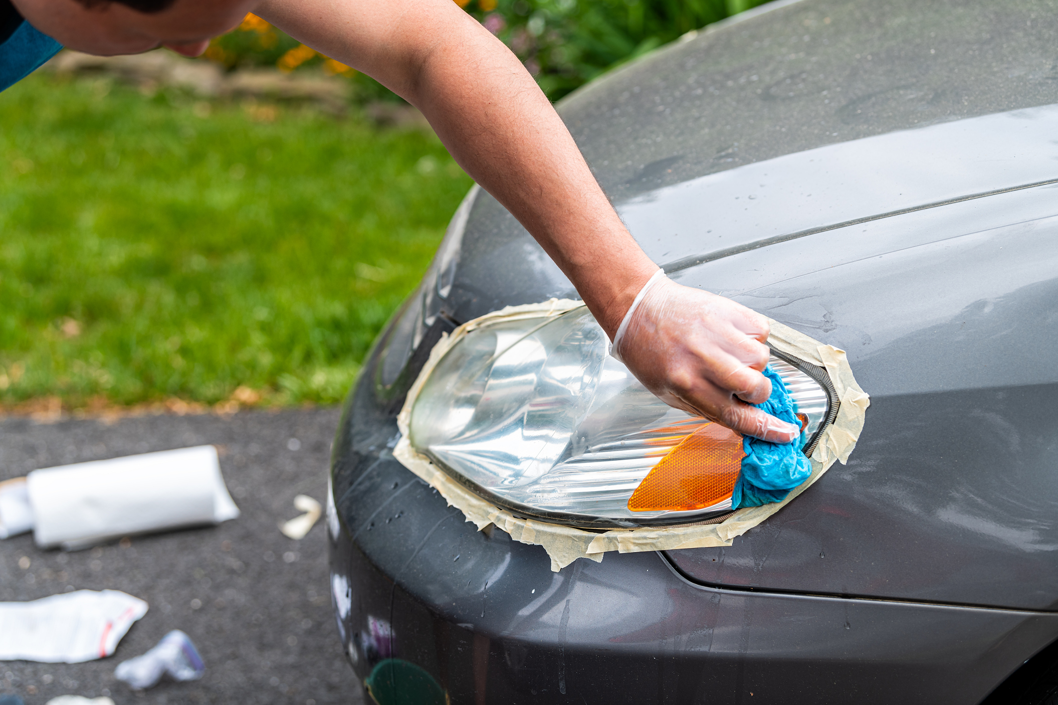 Cómo pulir los faros de tu coche de forma casera para que reluzcan