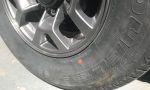¿Qué significa el punto rojo que llevan los neumáticos?