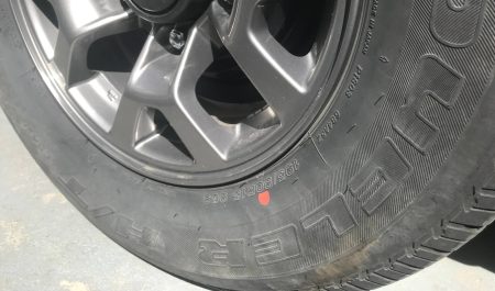 neumático punto rojo