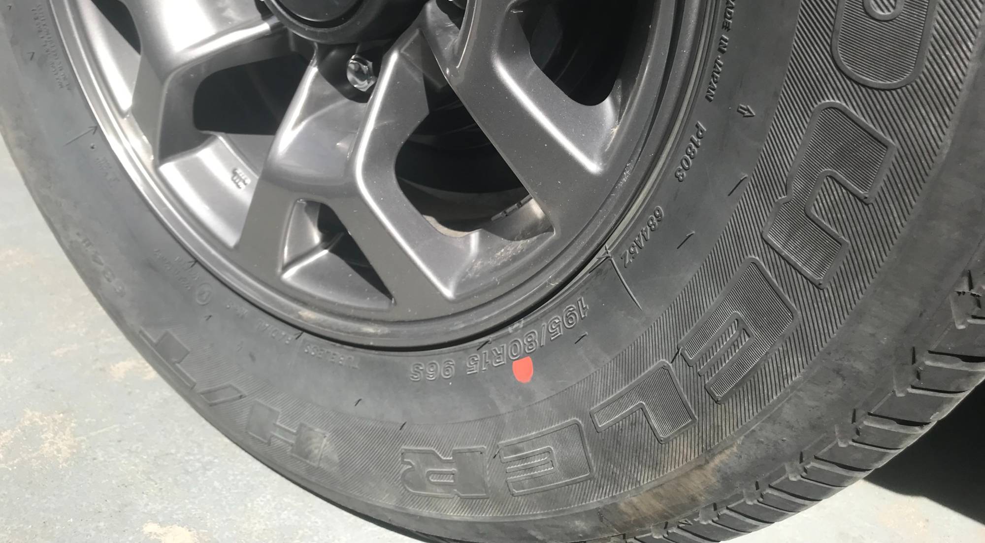 neumático punto rojo