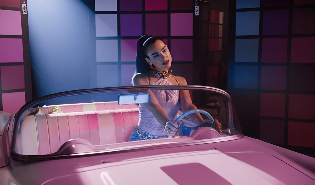 Dua Lipa en el videoclip 'Dance The Night' para 'Barbie'.