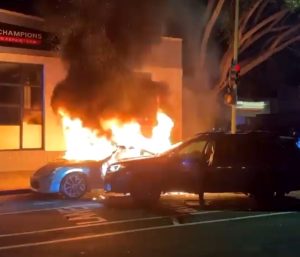Varios coches ardieron en llamas de forma intencionada.