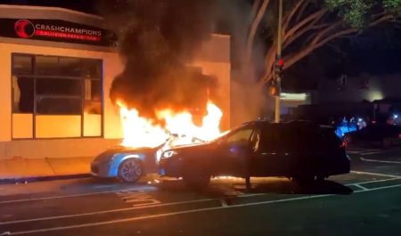 Varios coches ardieron en llamas de forma intencionada.