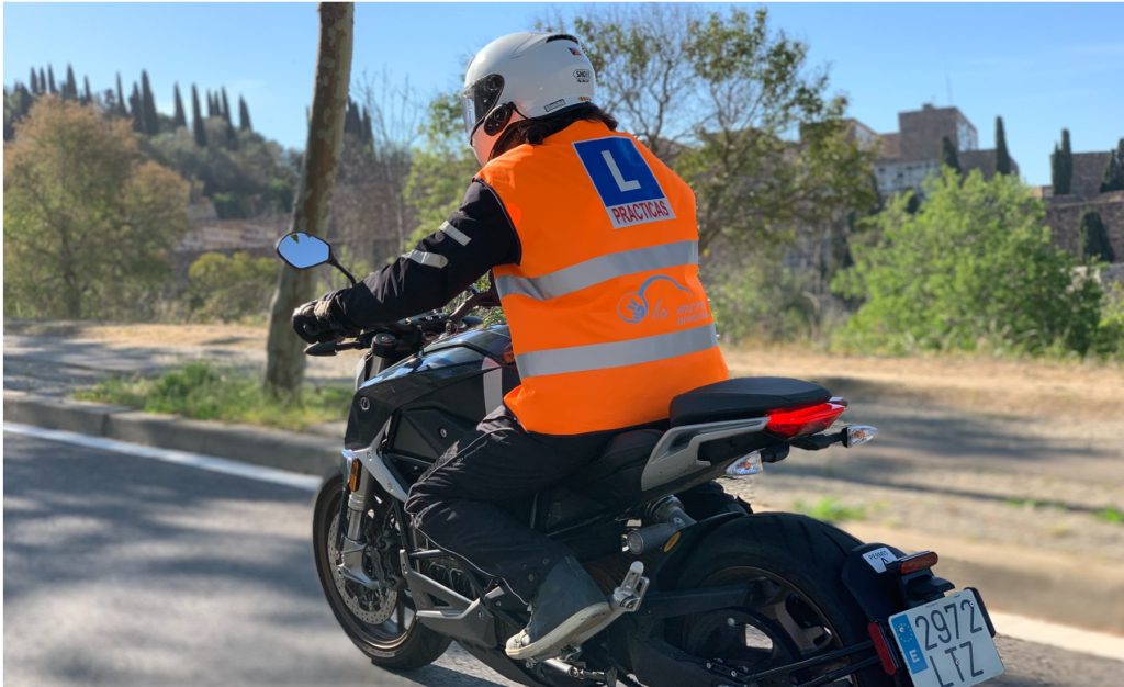 ¿Es posible examinarse del carnet con una moto eléctrica?