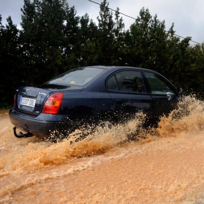 ¿Cómo salir del coche en una riada?: así lo explican la DGT y la Guardia Civil